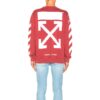 Sudadera con flechas diagonales en rojo.