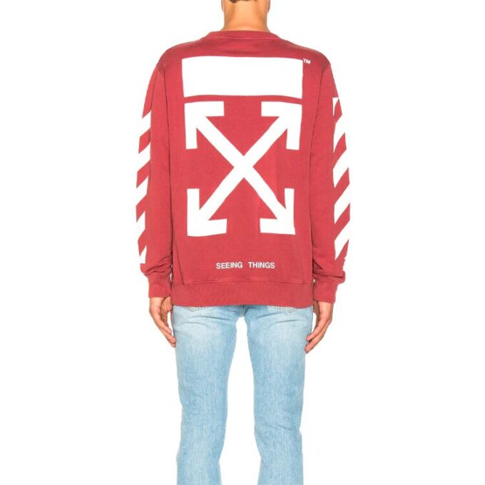 Sudadera con flechas diagonales en rojo.