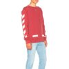 Sudadera con flechas diagonales en rojo.