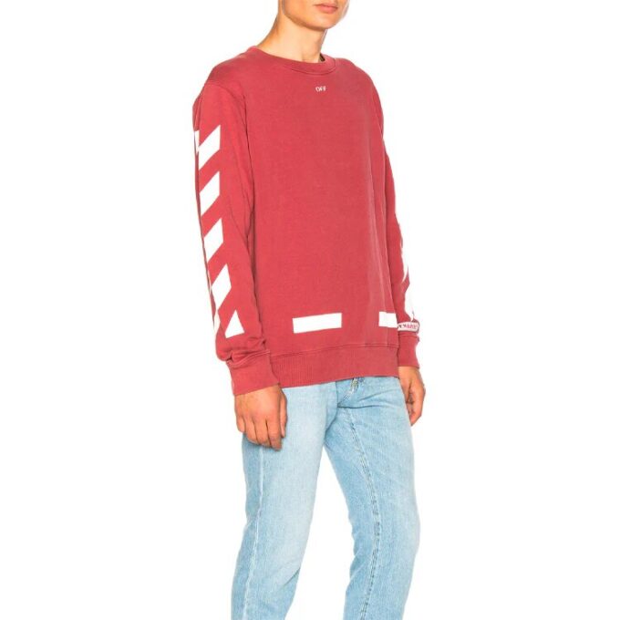 Sudadera con flechas diagonales en rojo.