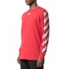 Versión de cuello redondo con el clásico patrón del logotipo alfabético en rojo
