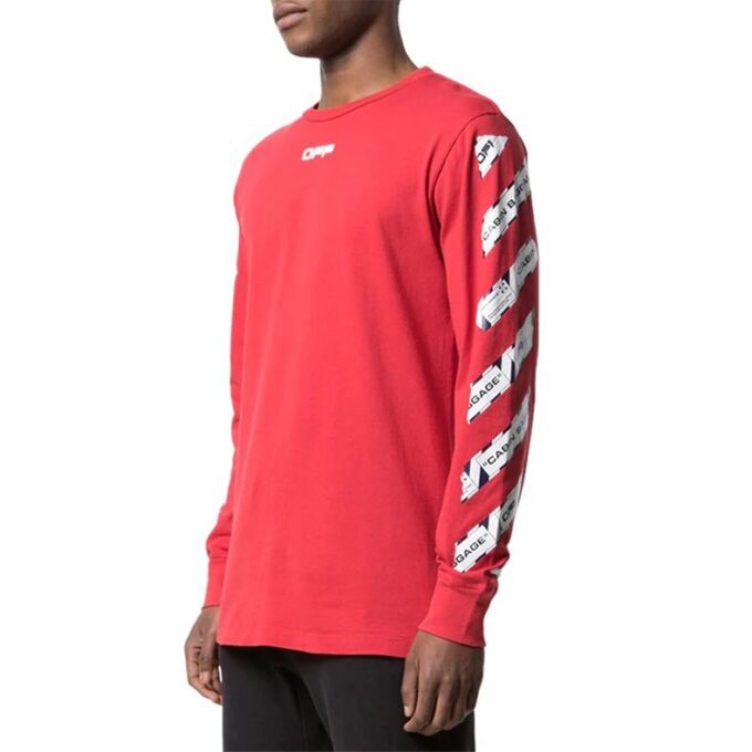 Versión de cuello redondo con el clásico patrón del logotipo alfabético en rojo