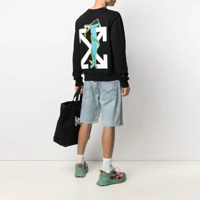 Versión de manga larga con cuello redondo y estampado de Arrows SS21, negro
