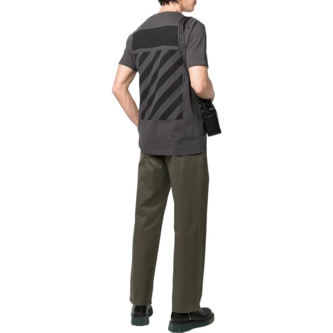 Versión de pantalones cortos con cuello redondo y estampado del logotipo en la espalda, gris