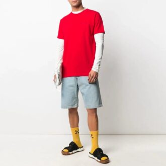 Versión de pantalones cortos con cuello redondo y estampado del logotipo SS21, color rojo