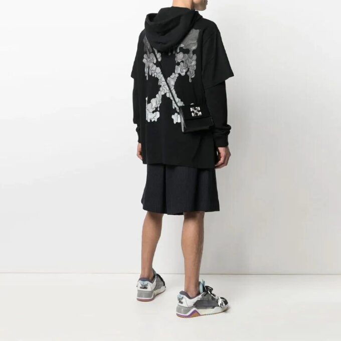 Versión estándar con estampado de Arrows y logotipo de la colección primavera-verano 2021, negro